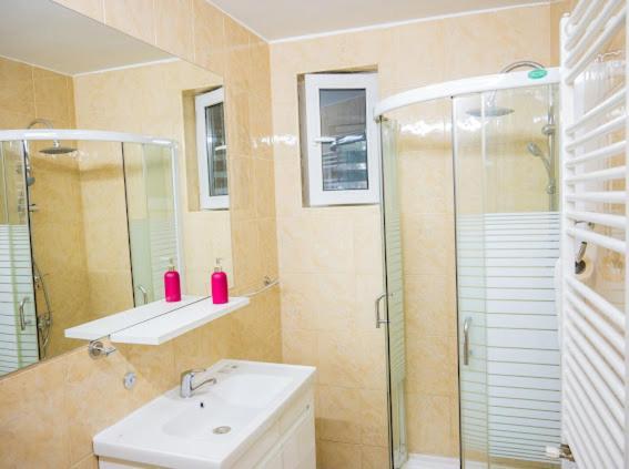 Escape Aparthotel Suceava Exterior photo